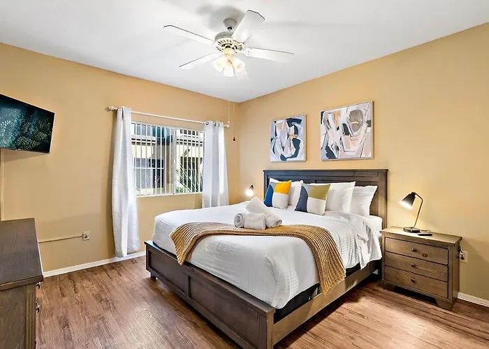 Chic Downtown 1br With Pool & Gym