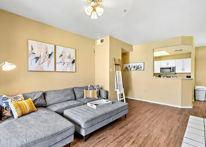 Chic Downtown 1br With Pool & Gym