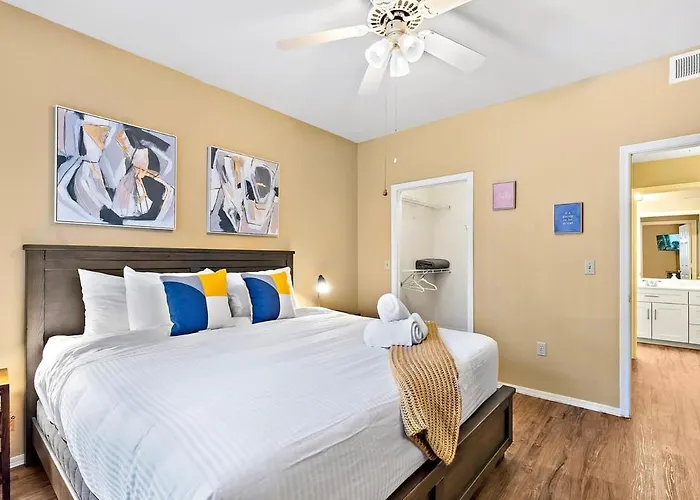 Chic Downtown 1br With Pool & Gym *